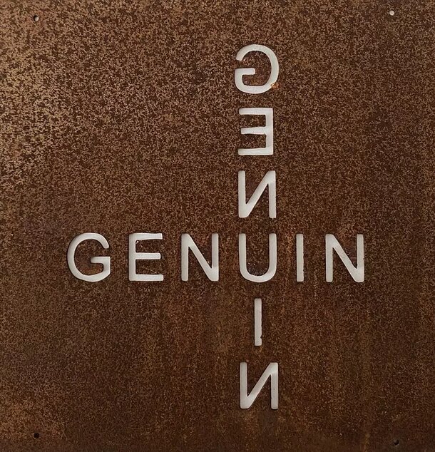 Skylt Genuin (Armeringsnät) från Lind Decoration med rå känsla