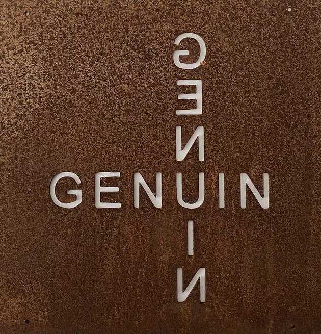 Skylt Genuin (Armeringsnät) från Lind Decoration med rå känsla