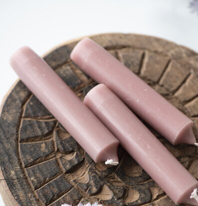 Stearinljus Coral Almond från IB Laursen på träbricka