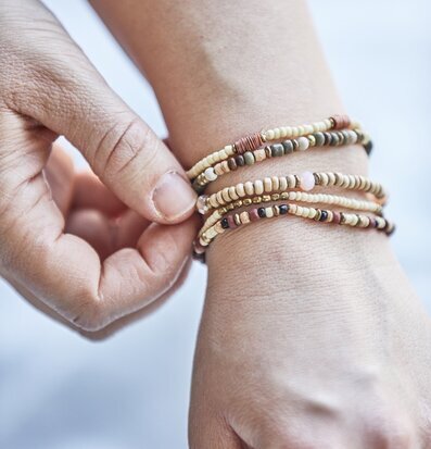 Armband Trä/Glaspärlor Set/5 från IB Laursen på handled