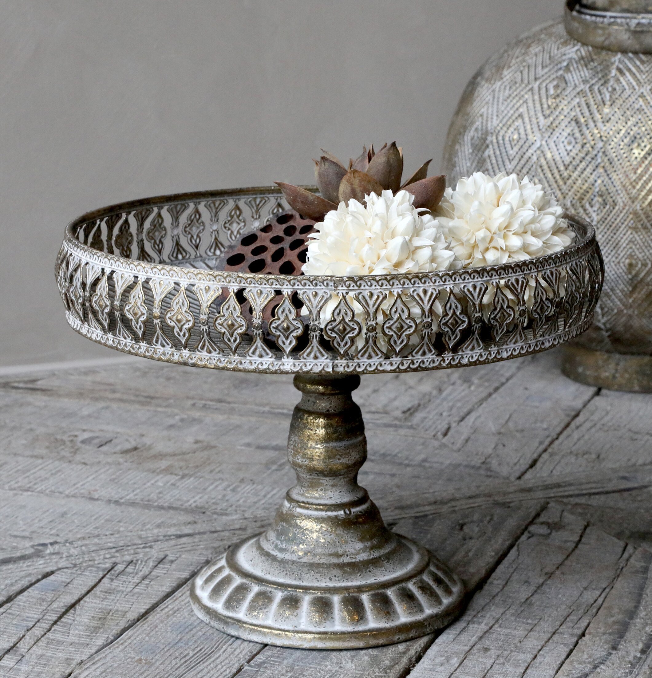 Fat Med Dekorkant från Chic Antique på rustikt trägolv