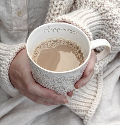 Mugg Med Handtag Happiness Vit från Majas Cottage i hand
