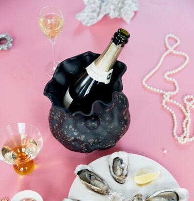 Vinkylare/Vas Crescendo från By ON på ett elegant bord