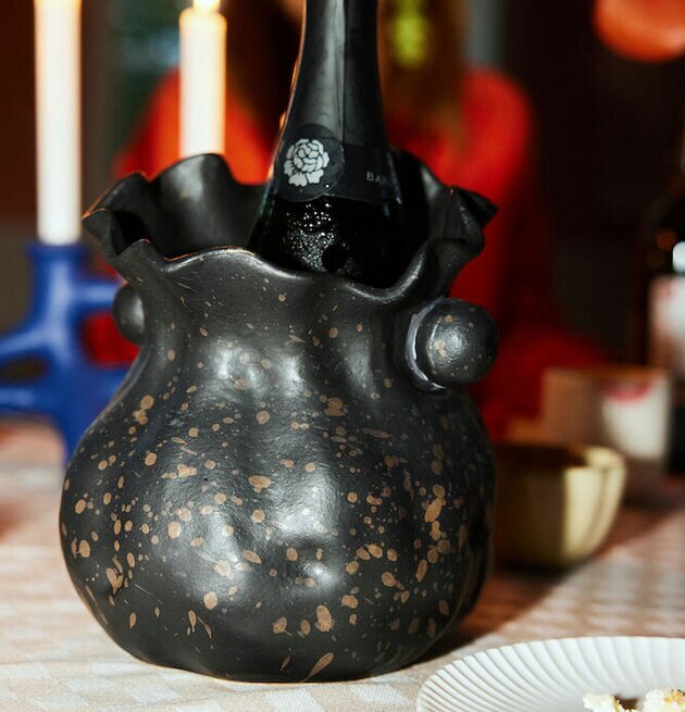 Vinkylare/Vas Crescendo från By ON på ett dukat bord