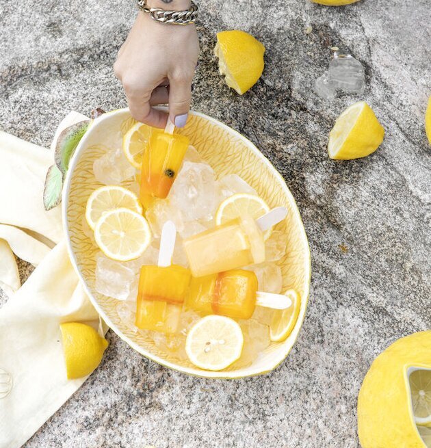 Skål Lemon Large från By ON fylld med isglassar och citroner