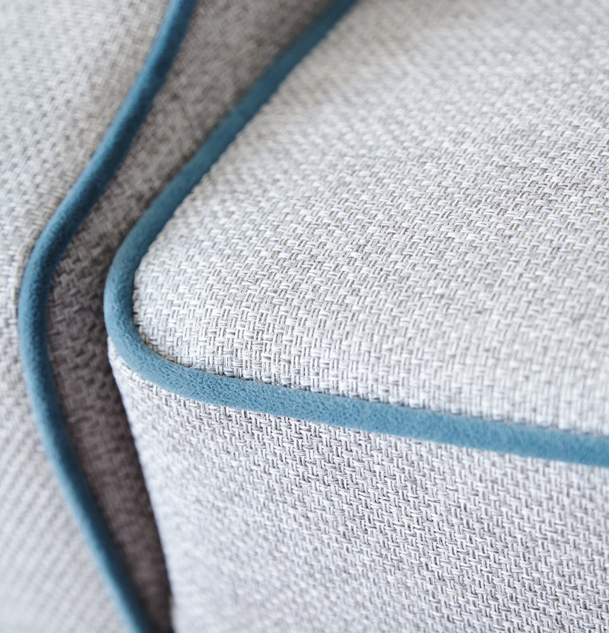 3 Seater Sofa Grey With Petrol Piping från Rice närbild