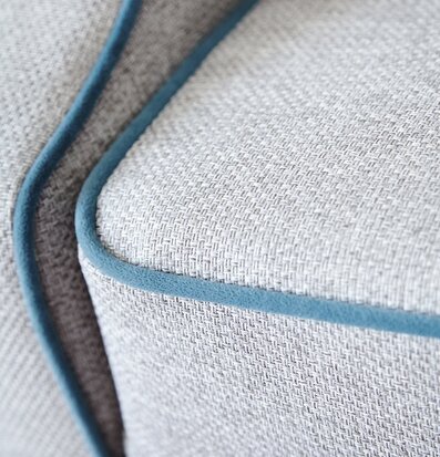 3 Seater Sofa Grey With Petrol Piping från Rice närbild