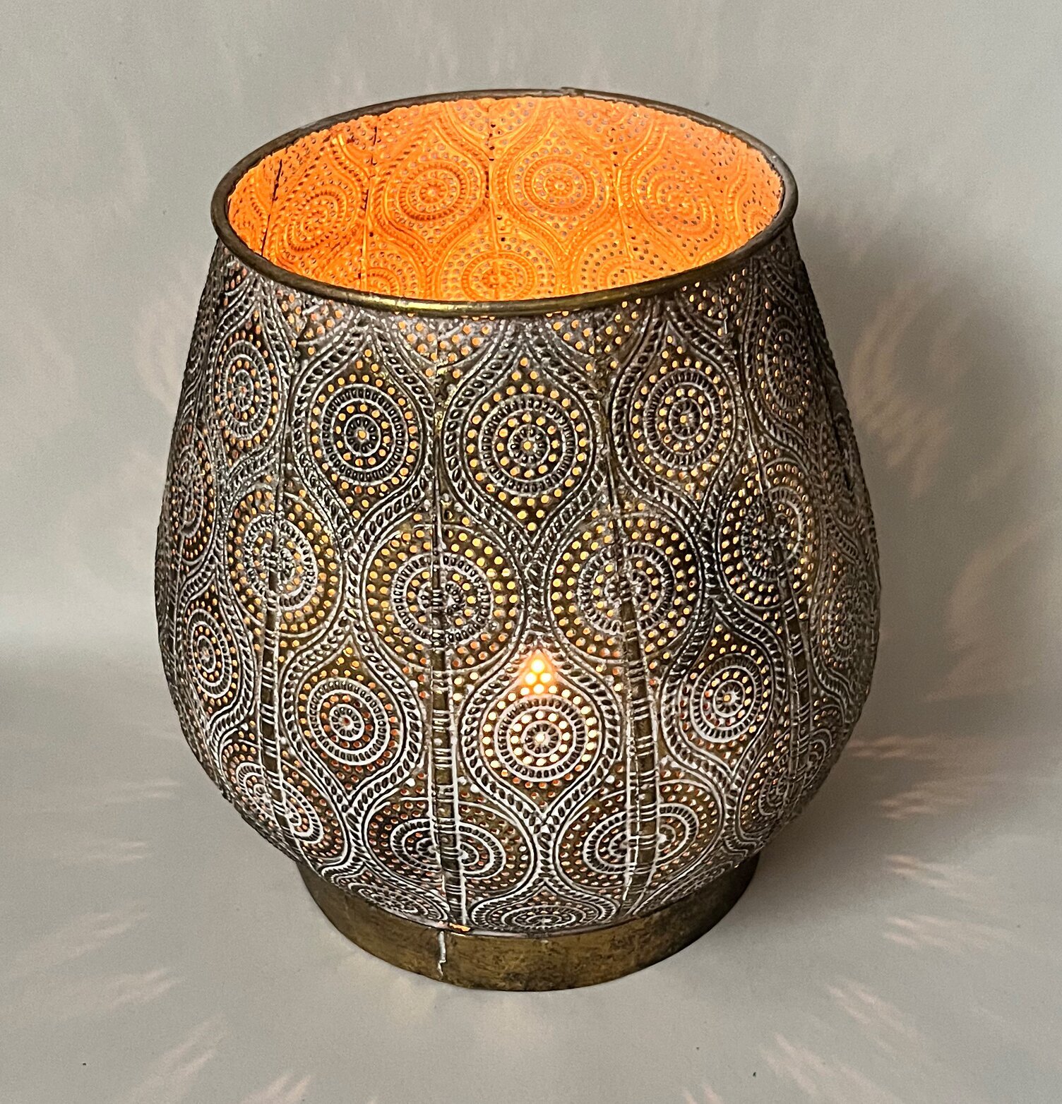 Bild av dekorativ ljuslykta i metall med antik finish