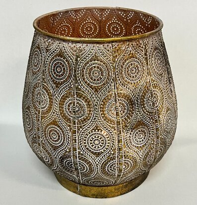 Bild av en intrikat mönstrad ljuslykta i metall