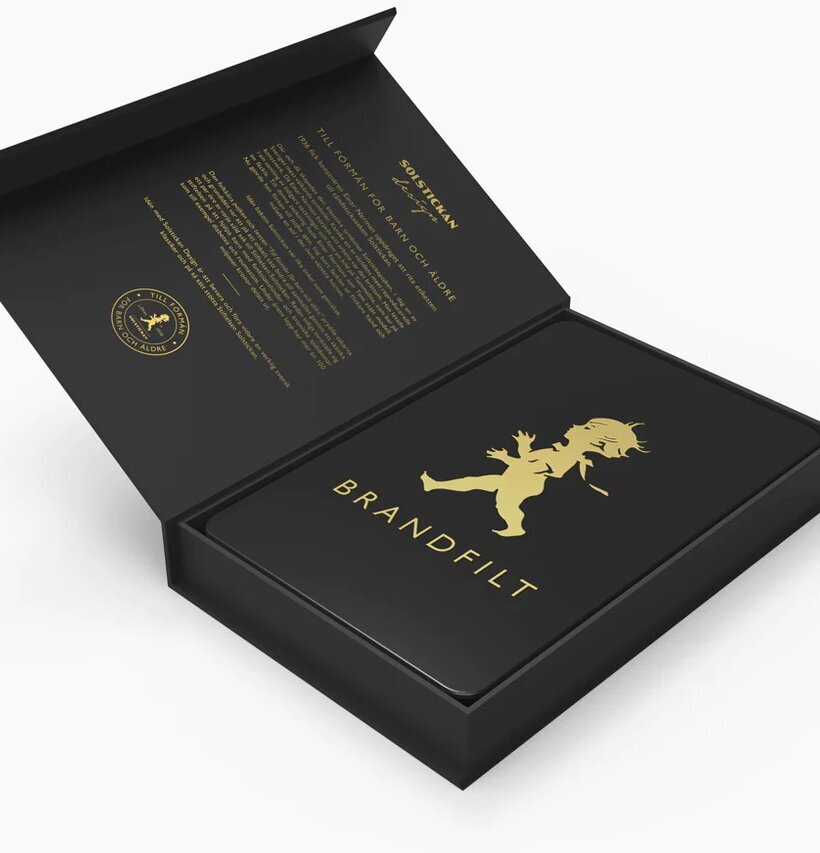 Solstickan Brandfilt Svart/Guld Tablebook i elegant bokform