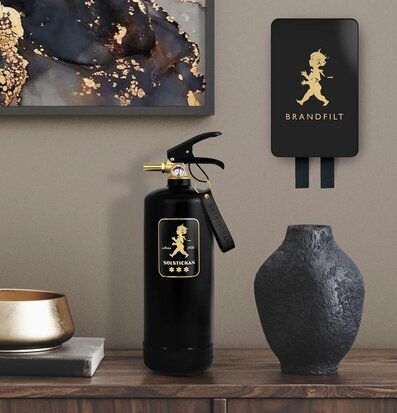 Brandfilt Svart/Guld Tablebook från Solstickan på vägg