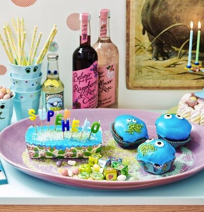 Tårtljus Super Hero från Rice på färgglad barnkalasdukning