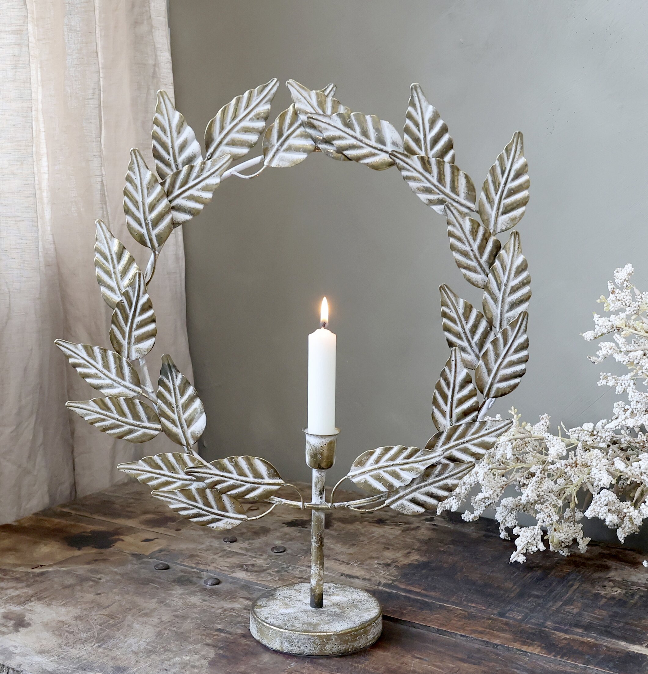 Ljusstake Blad Antik Mässing från Chic Antique på trädgårdsbord