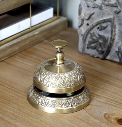 Bordsklocka Antik Mässing från Chic Antique på träbord