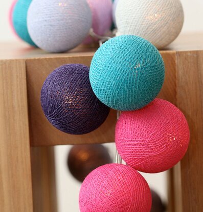 Ljusslinga Tamil 20 från Happy Lights med färgglada bollar