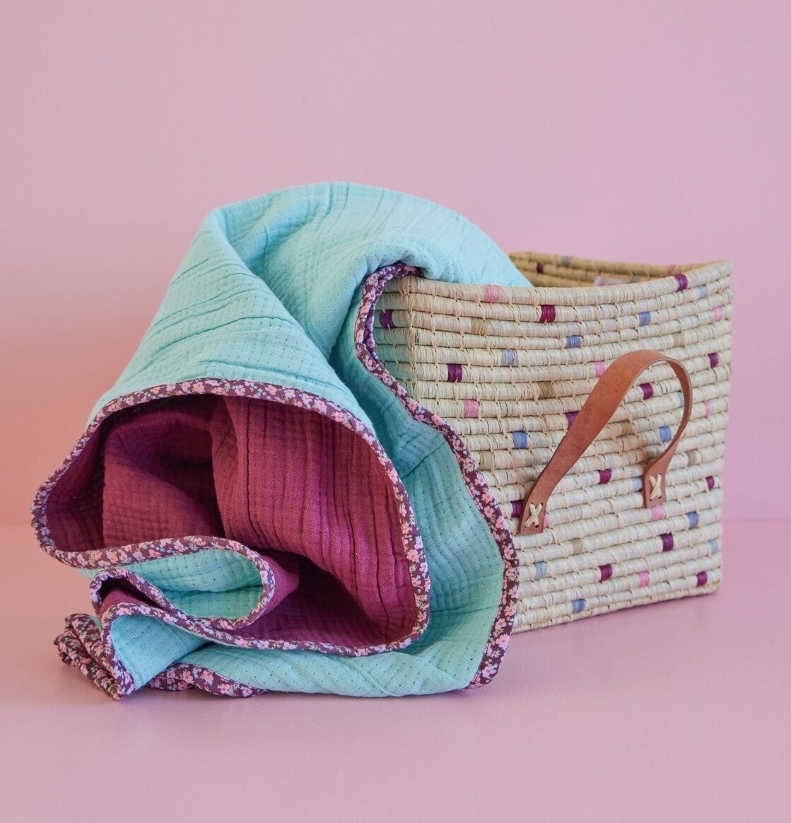 Cotton Crinkle Plaid - Flower Edge från Rice i flätad korg