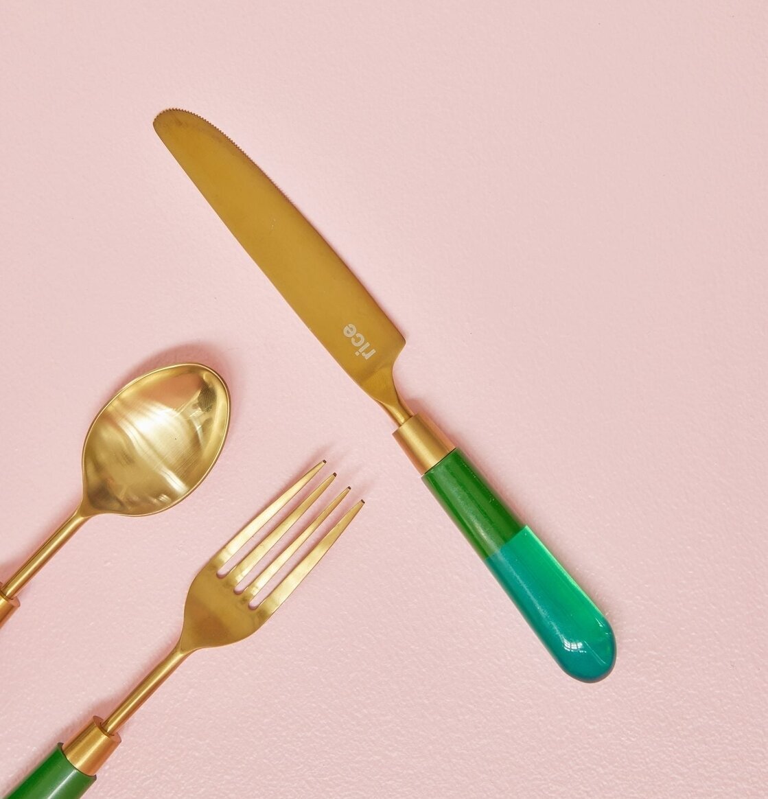 Mässingsbestick Kniv Grön från Rice på ljusrosa bakgrund