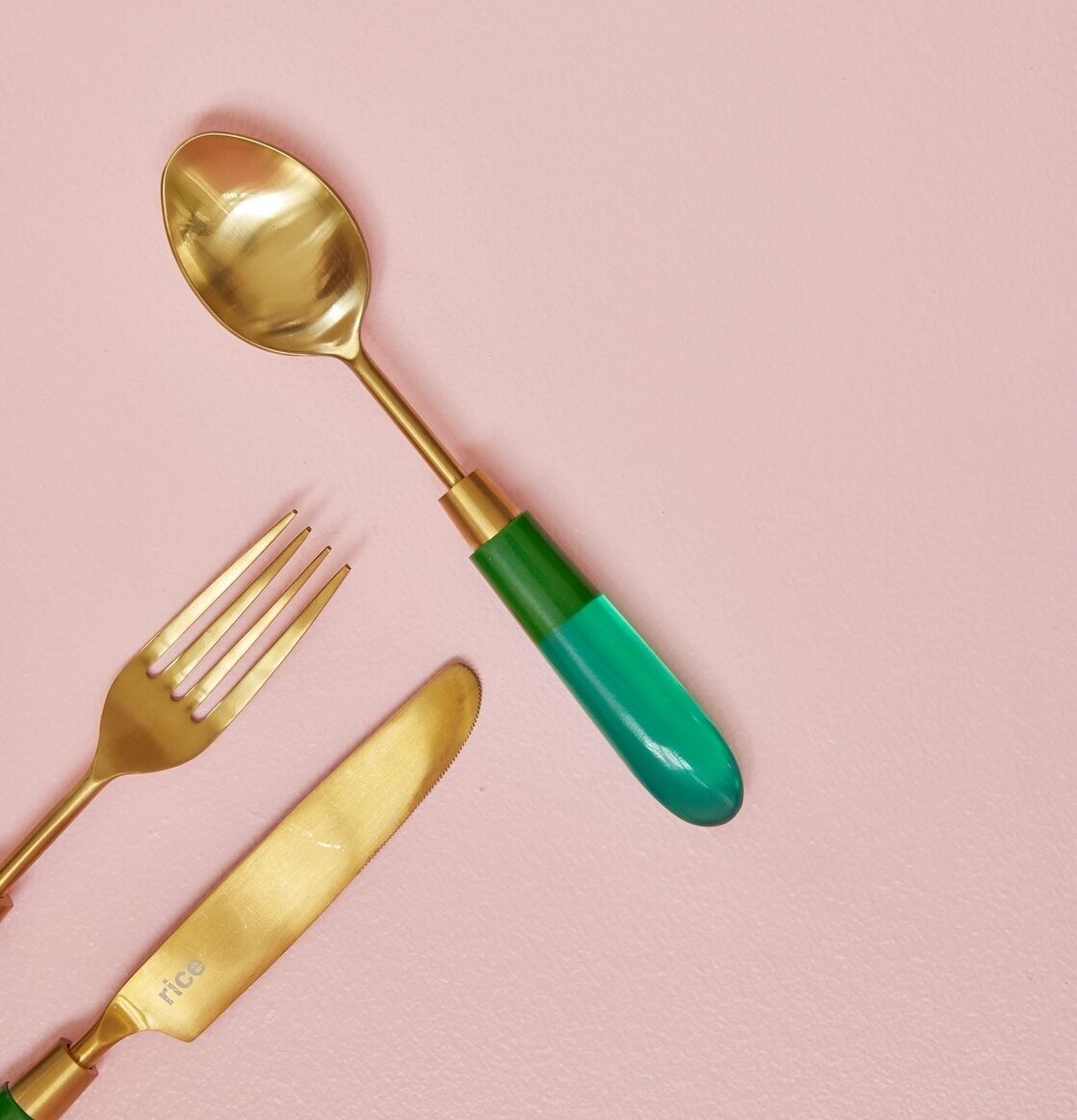 Mässingsbestick Sked Grön från Rice med grönfärgat handtag