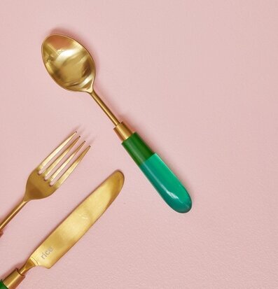 Mässingsbestick Sked Grön från Rice med grönfärgat handtag