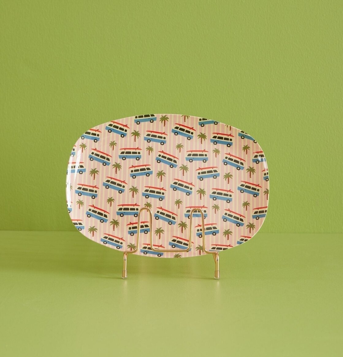 Tallrik Pink Cars Print från Rice med färgglada bilar och palmer