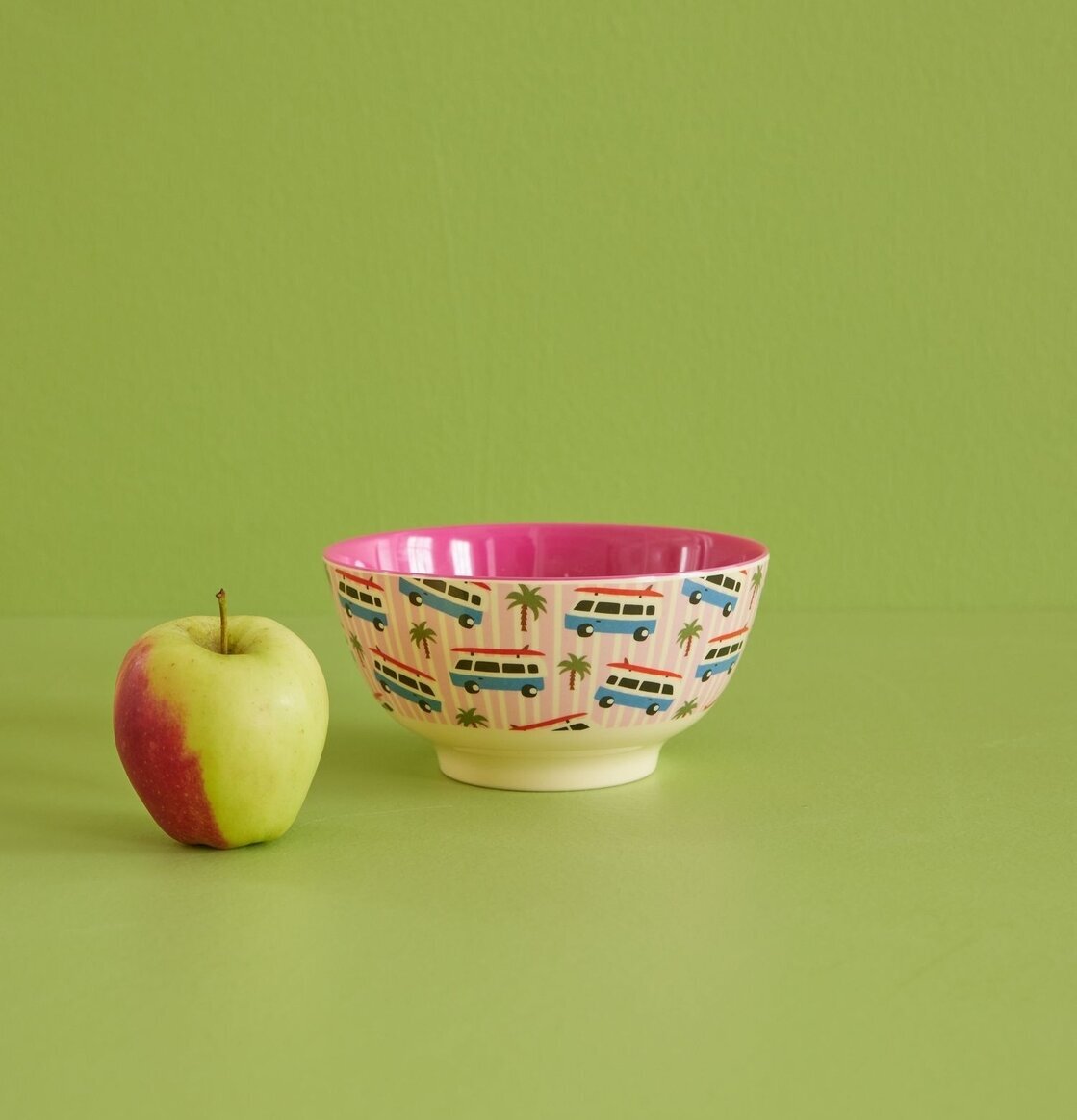 Skål Pink Cars Print från Rice med färgglada bilar och palmer