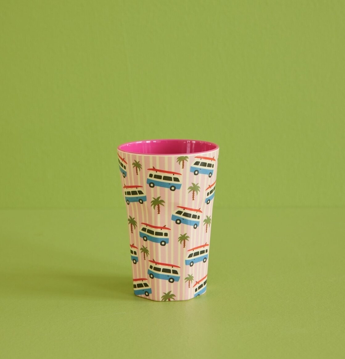 Mugg Latte Pink Cars Print från Rice med retrobilar och palmer