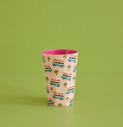 Bild av livfull mugg med bilar och palmträdmönster