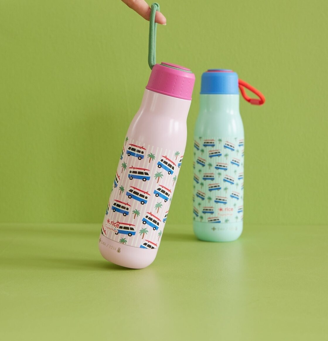 Termoflaska - Pink Car Print från Rice med bilar och palmer