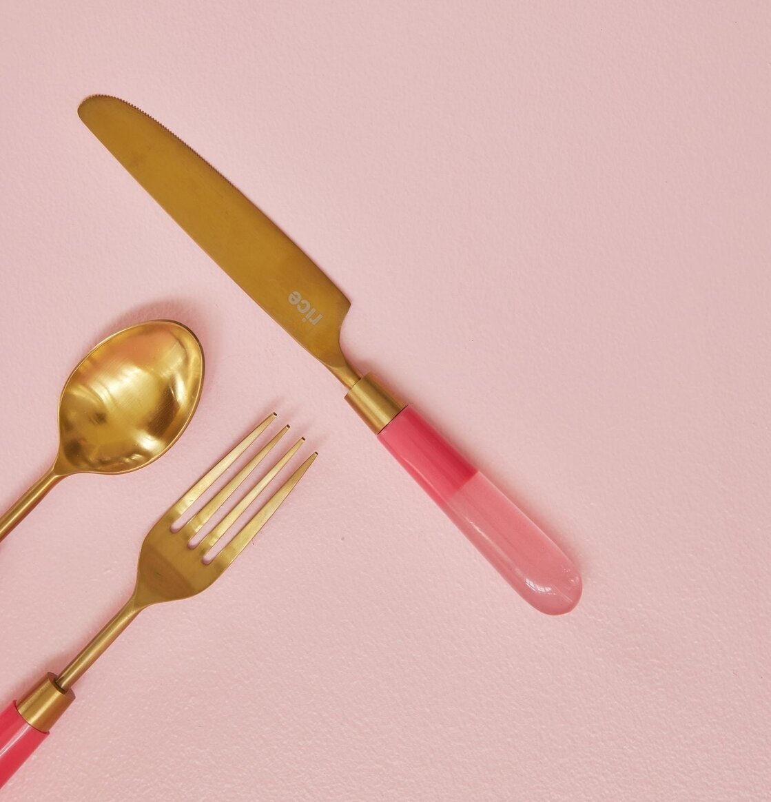 Mässingsbestick Kniv Rosa från Rice på ljusrosa yta