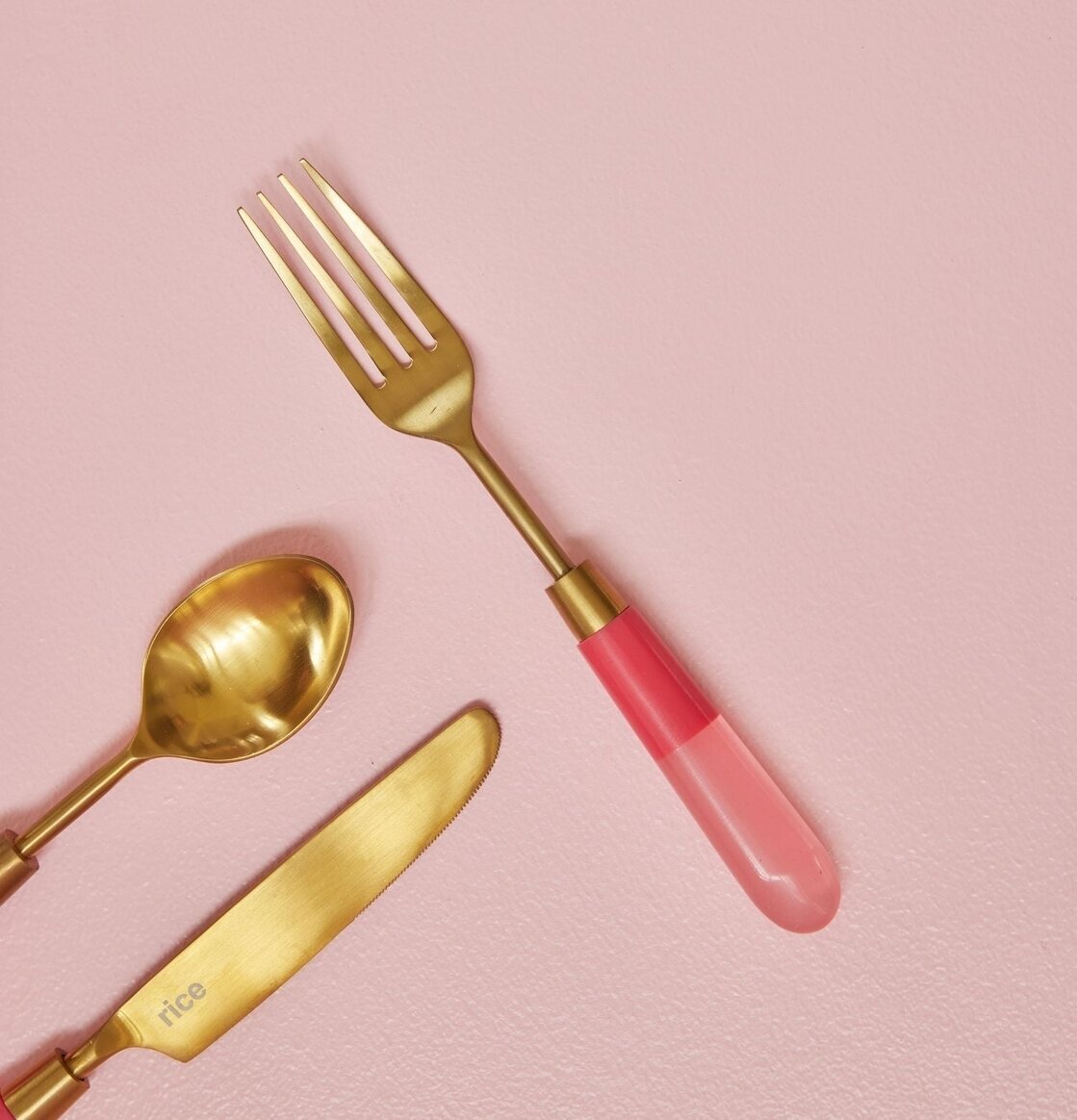 Mässingsbestick Gaffel Rosa från Rice på ljusrosa yta