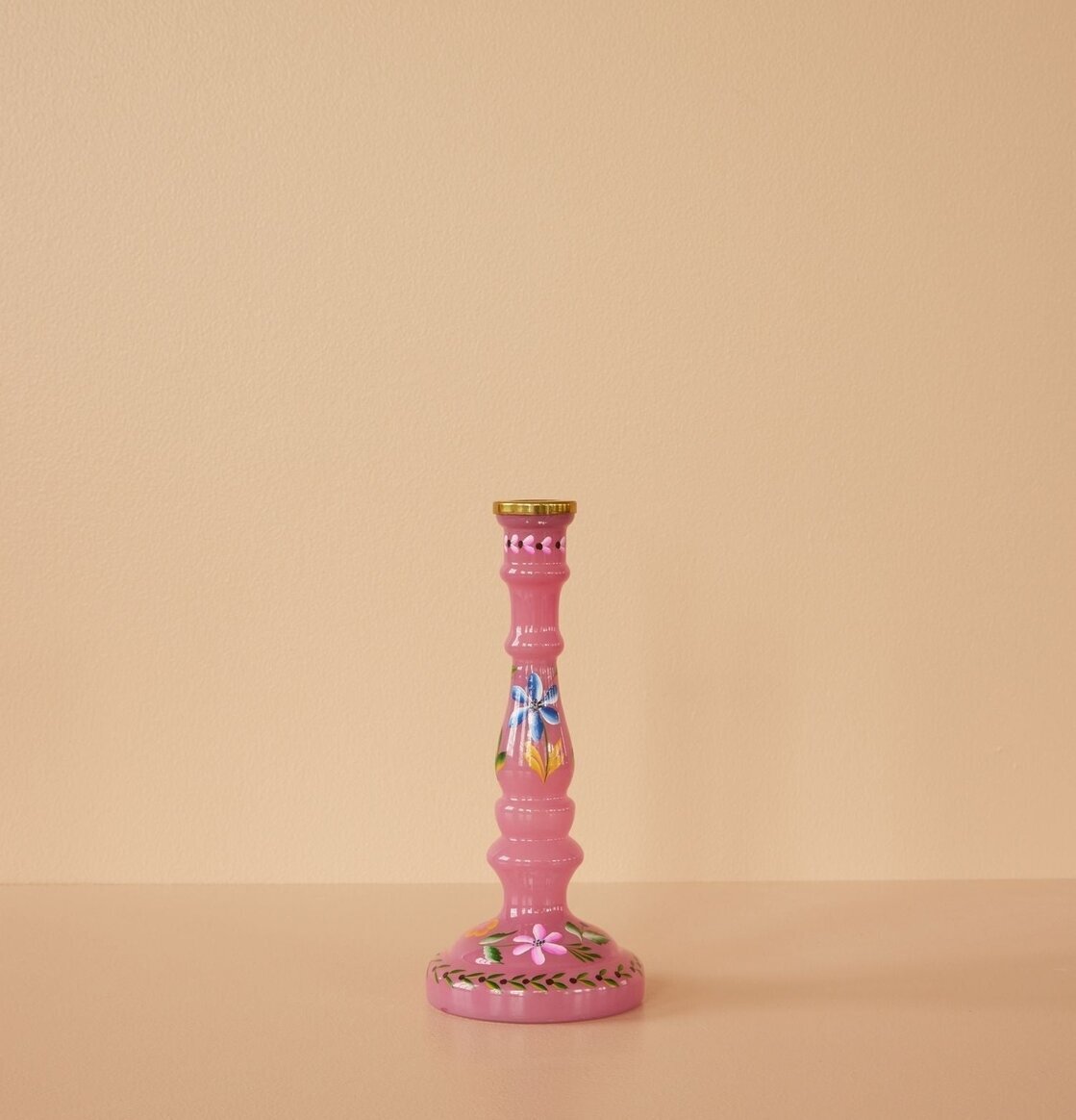 Ljusstake Med Handmålade Blommor Rosa från Rice på beige yta