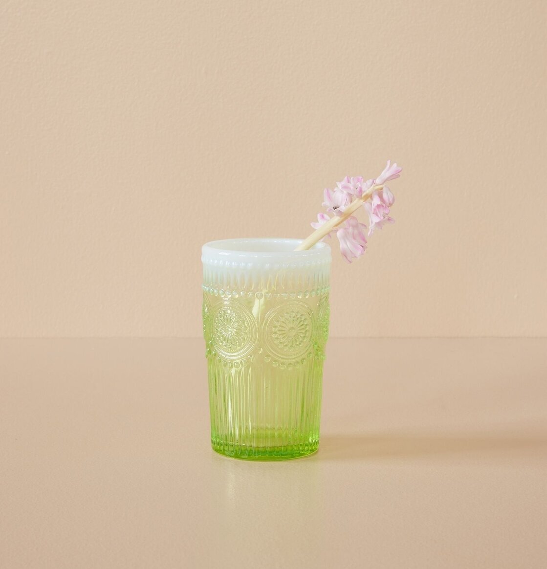 Dricksglas Grön från Rice med reliefmönster och blomma