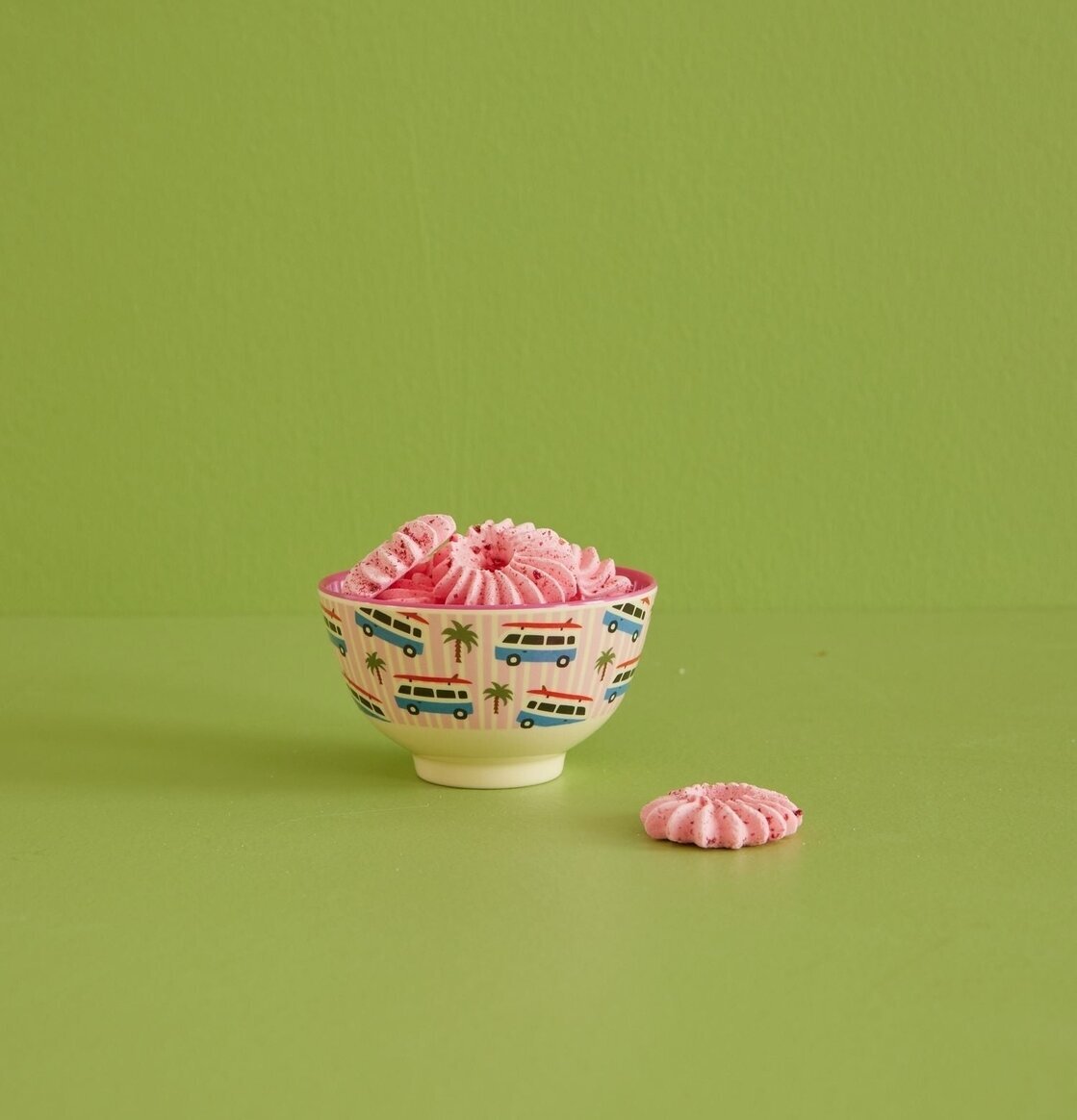 Liten Skål Pink Cars Print från Rice fylld med rosa maränger