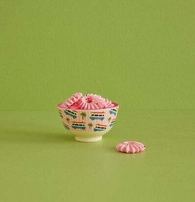 Liten Skål Pink Cars Print från Rice fylld med rosa maränger