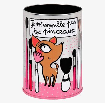 Bild av färgglad plåtburk med sminkpenslar och hund