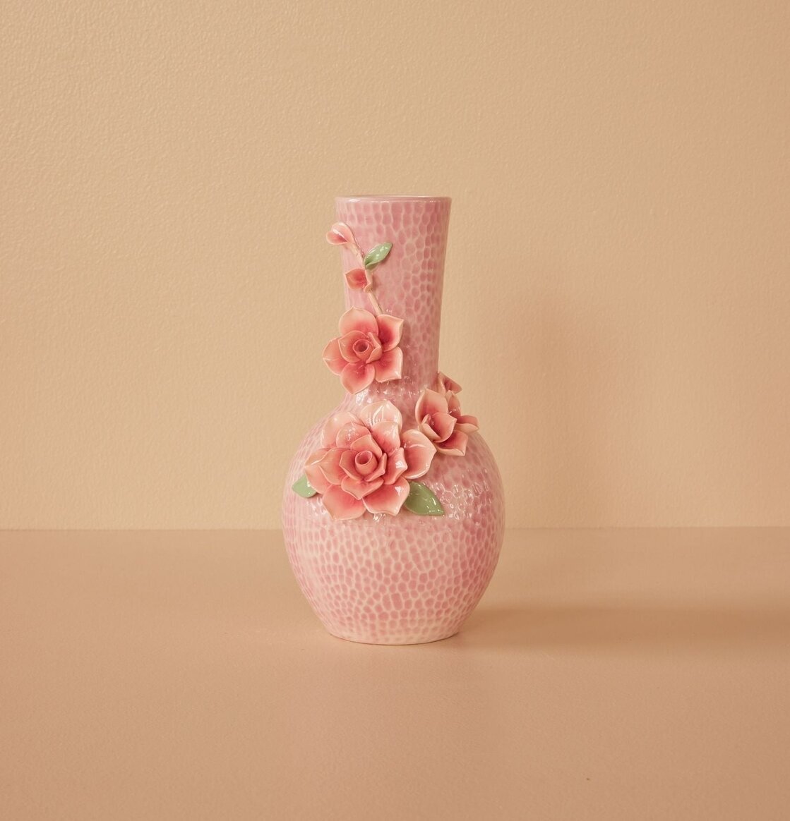 Keramikvas Flower Sculpture Pink från Rice på beige bakgrund