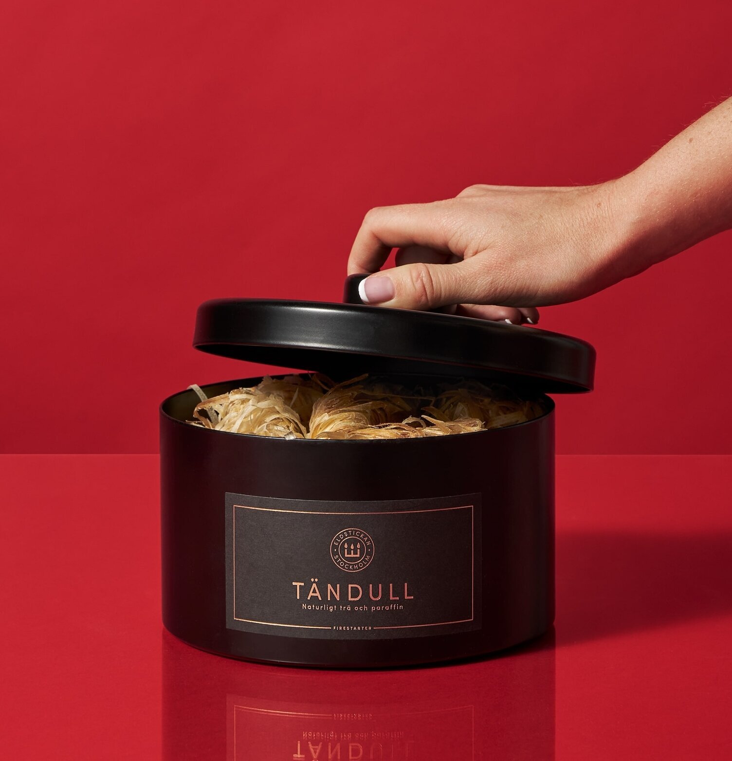Tändull - Eldstickan i svart burk med kopparfärgade detaljer