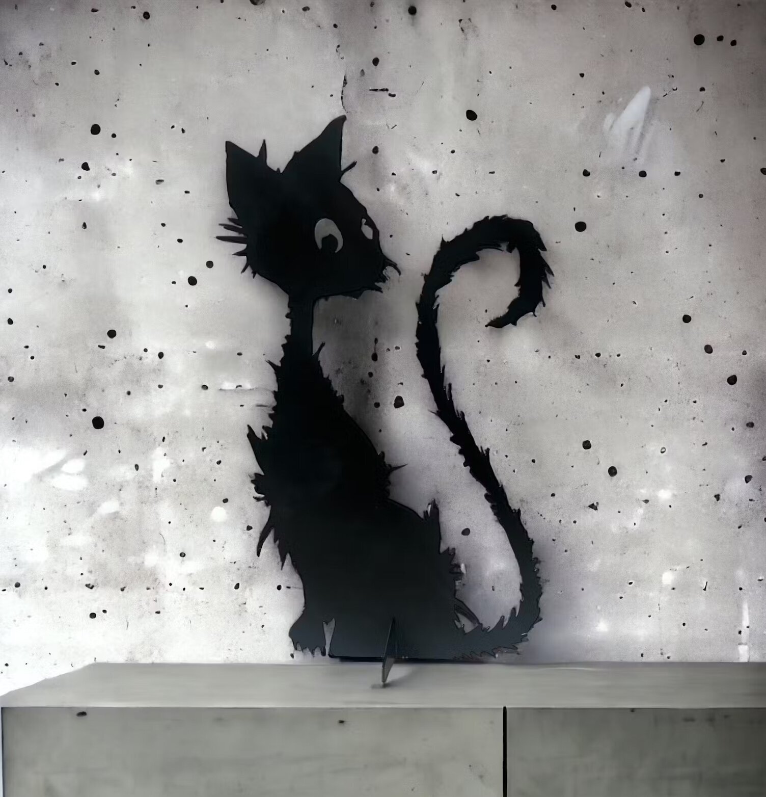 #ÄlskaPlåt Katt Svart från Älskaplåt mot grå betongvägg