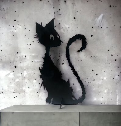 #ÄlskaPlåt Katt Svart från Älskaplåt mot grå betongvägg