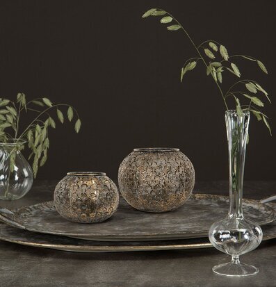 Foto av harmonisk inredning med ljuslyktor och växter