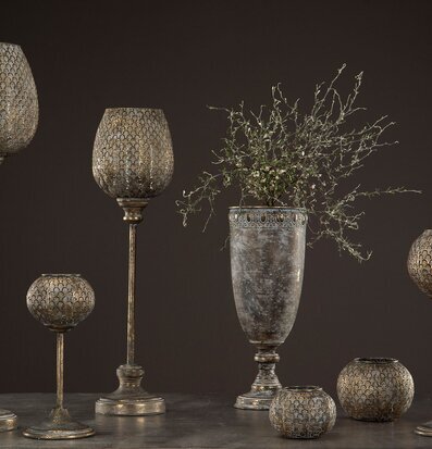 Bild av dekorativa ljuslyktor och vas i antik stil