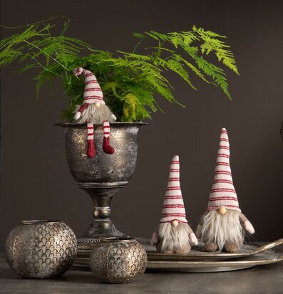 Bild av stämningsfull inredning med ljuslyktor och tomtar