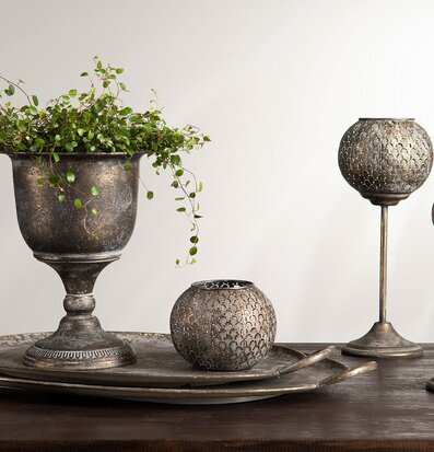 Bild av dekorativ komposition med växter och lyktor