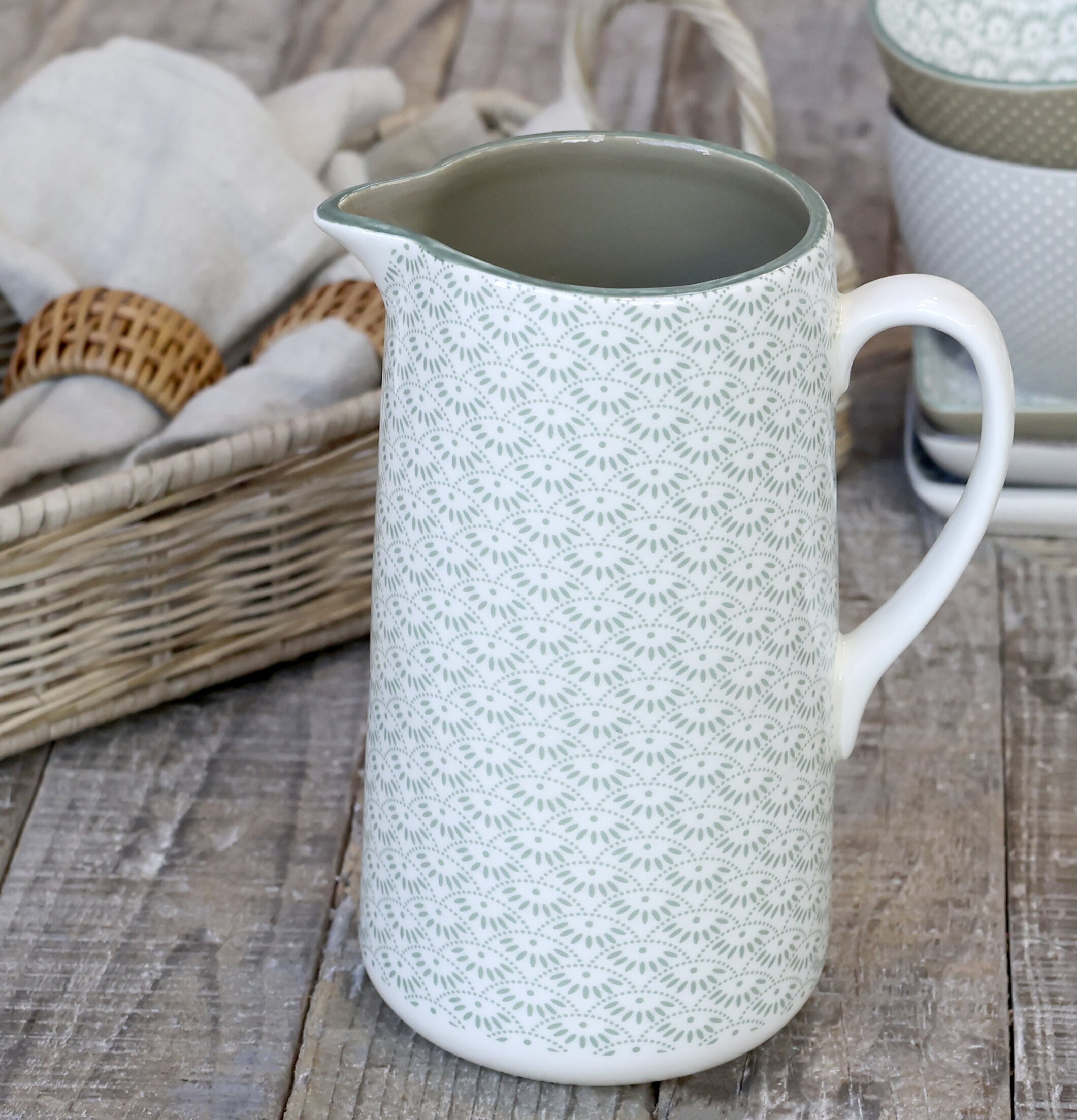 Kanna Arés Verte från Chic Antique med rustik bakgrund