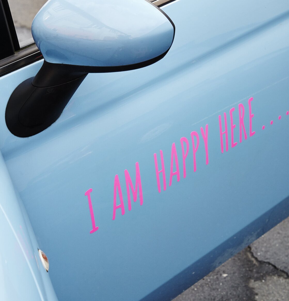 Wall Sticker - Just Be Awesome från Rice på ljusblå bildörr