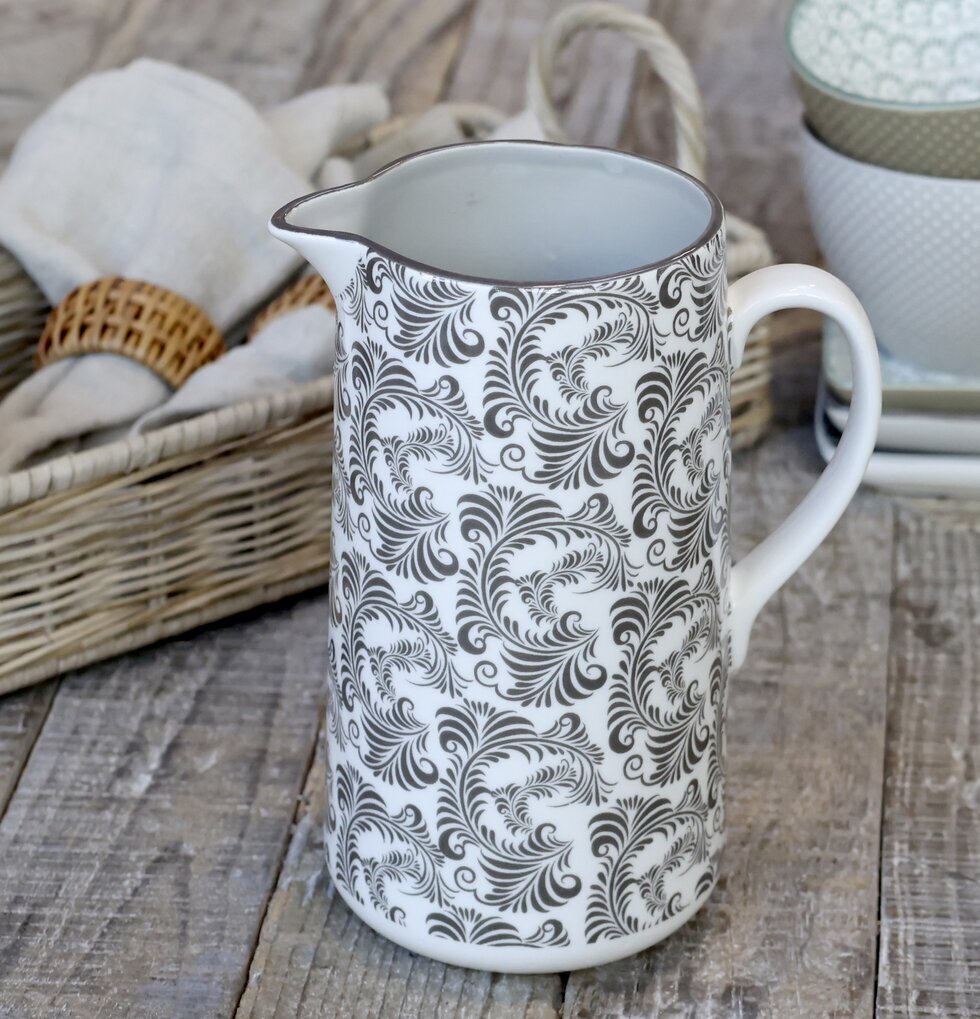 Kanna Arés Mocca från Chic Antique på rustikt träbord