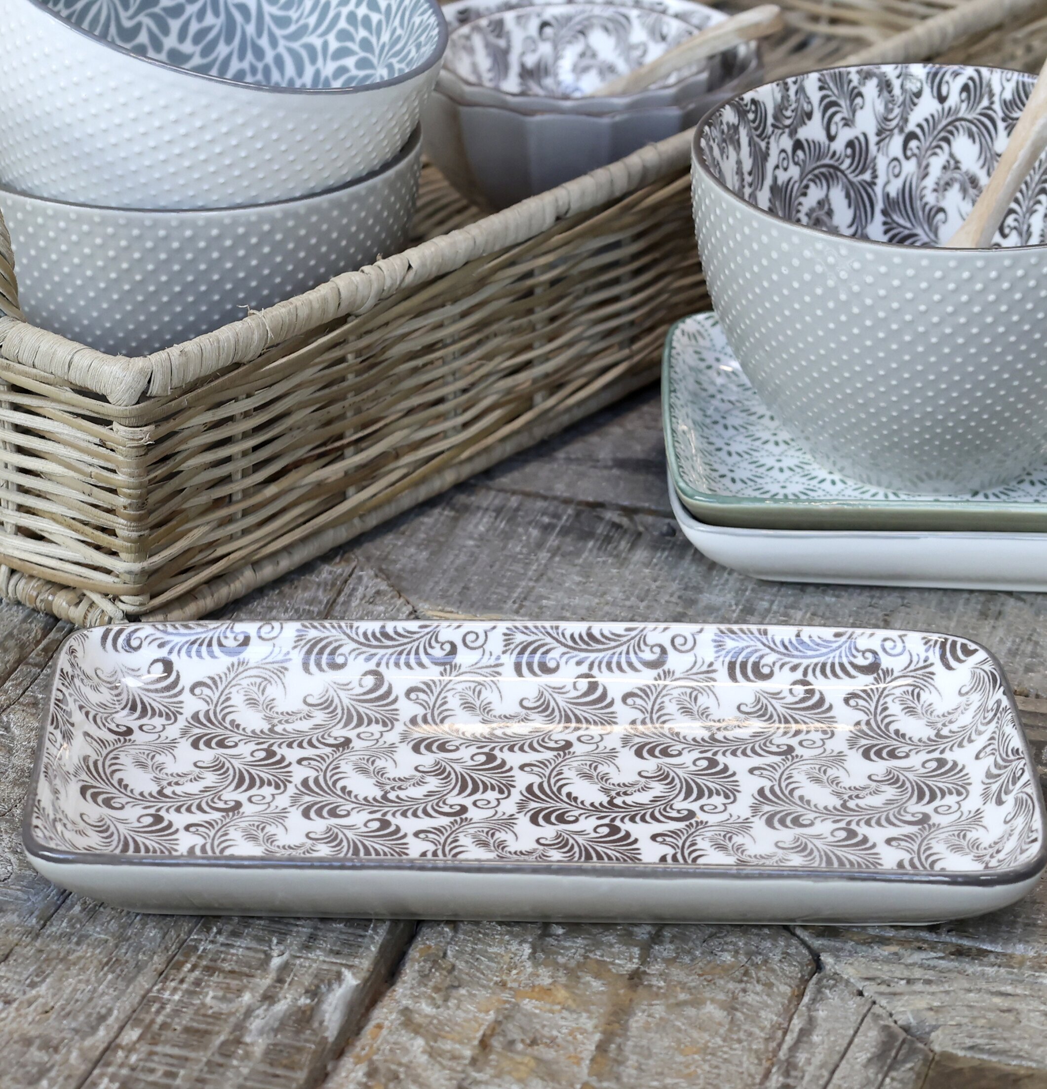 Tallrik/Fat Arés Mocca från Chic Antique på rustik träyta