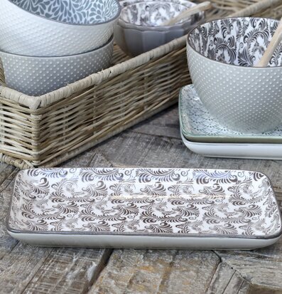 Tallrik/Fat Arés Mocca från Chic Antique på rustik träyta