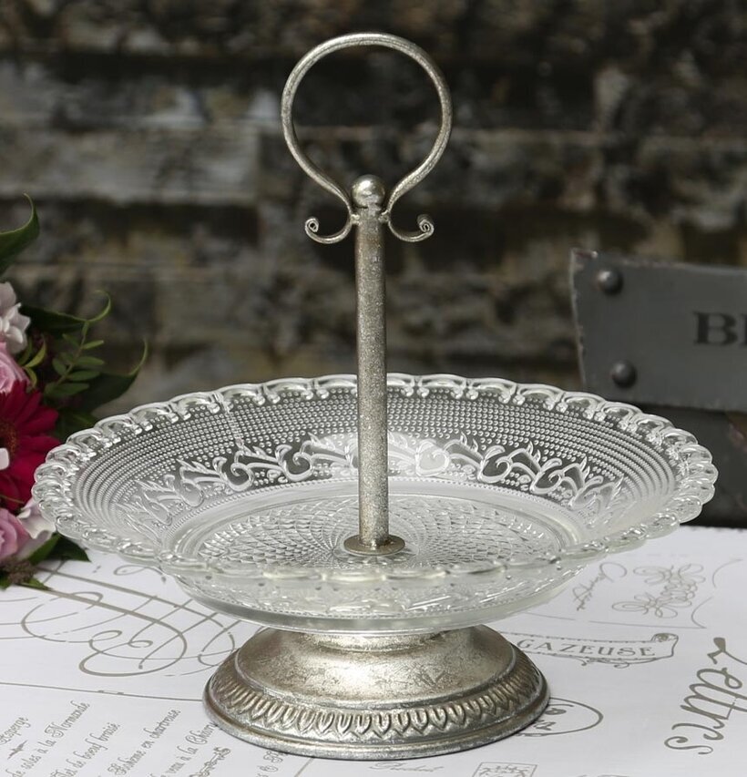 Etagefat Glas från Chic Antique i rustik och charmig miljö