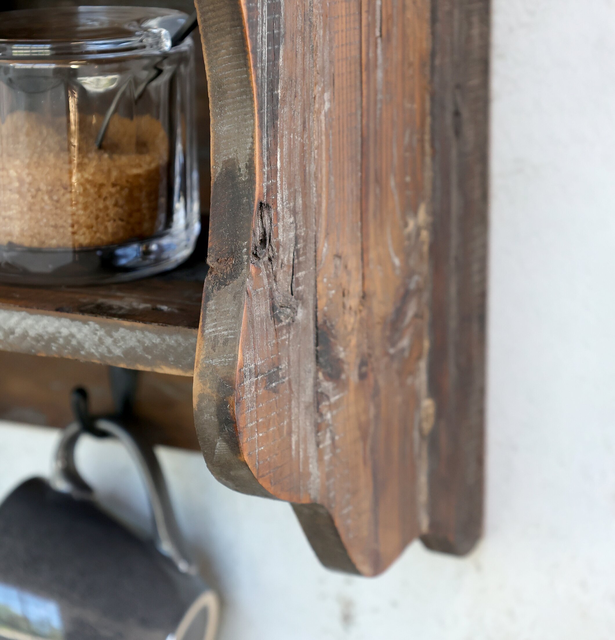 Tallrikshylla Natur från Chic Antique med glasburk och mugg